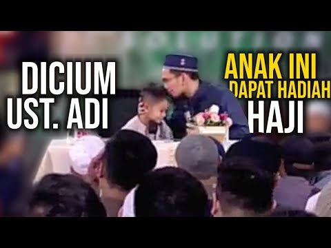 masyaallah‼️-anak-ini-dicium-ust.-adi-hidayat,-kemudian-dikasih-hadiah-haji