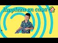 Limpiando los juguetes en casa.