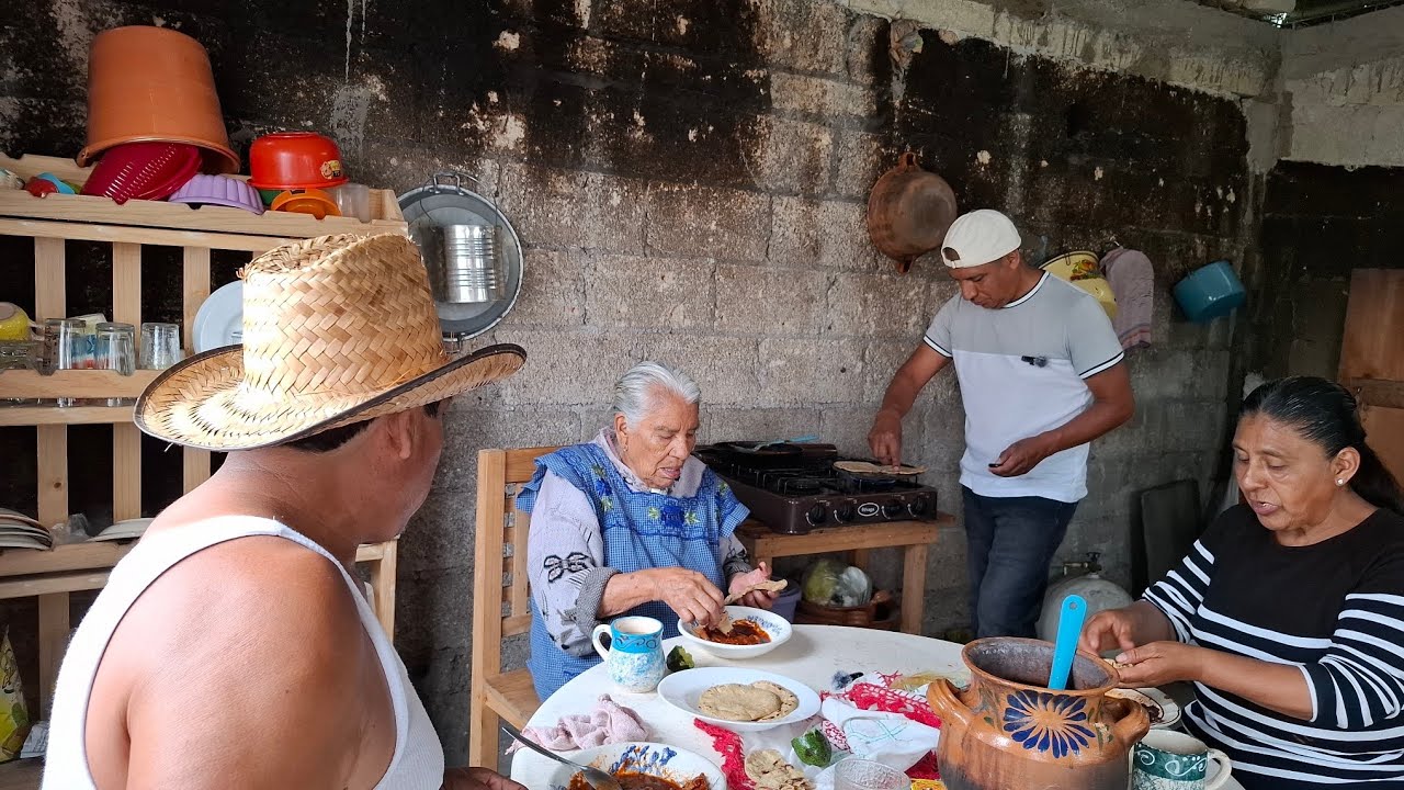 UN JARRO DE ATOLE SALSA Y FRIJOLES  DE OLLA PARA COMER  Y EN PLATICA CON LA FAMILIA