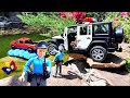Jeep de police et camion de pompiers dans l&#39;histoire de la police avec poursuite et incendie