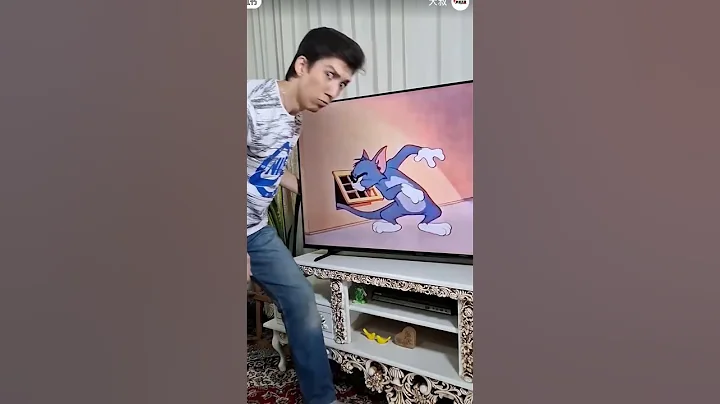 When your friend does a cool trick and you try to copy them | Tom & Jerry |