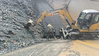 The barge unloaded 2,600 tons of cobblestone using an excavator