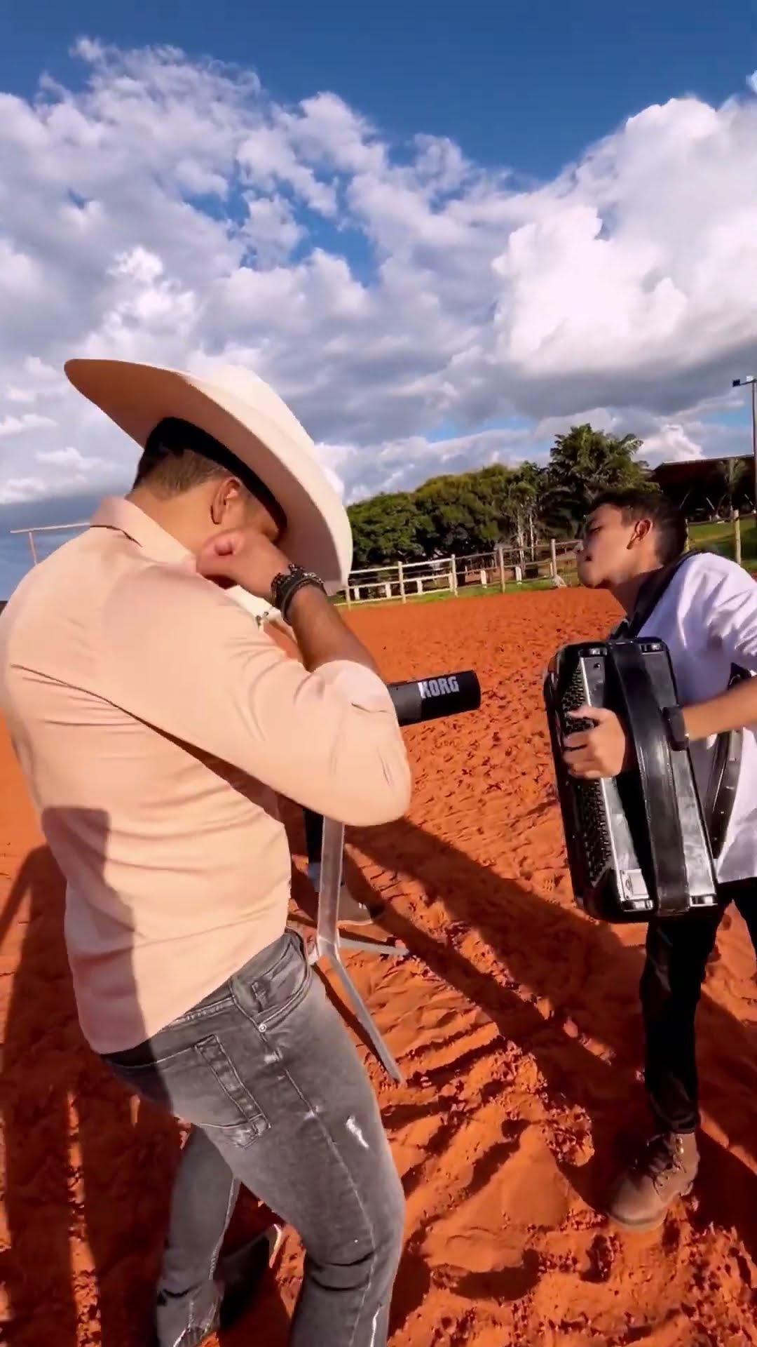 O fenômeno cantando forró do meu Goiás quem gostar deixe um Like um sucesso #boanoiteee #sertanejo