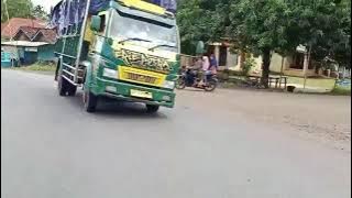 MENTAHAN truk oleng parah😱