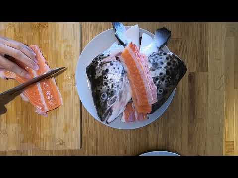 فيديو: كيفية طهي حساء سمك العنبر من سمك السلمون البري وصفيحة من النار في شقة في المدينة