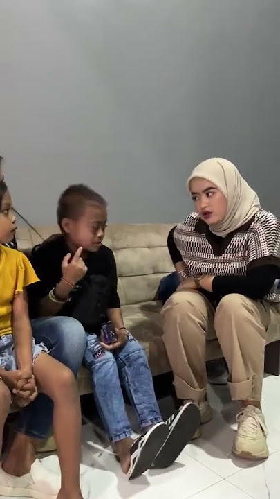 ceritane iki gek tak bujuk ben gelem foto ro aku, soale gur hasan satu-satune cah lanang nolak foto