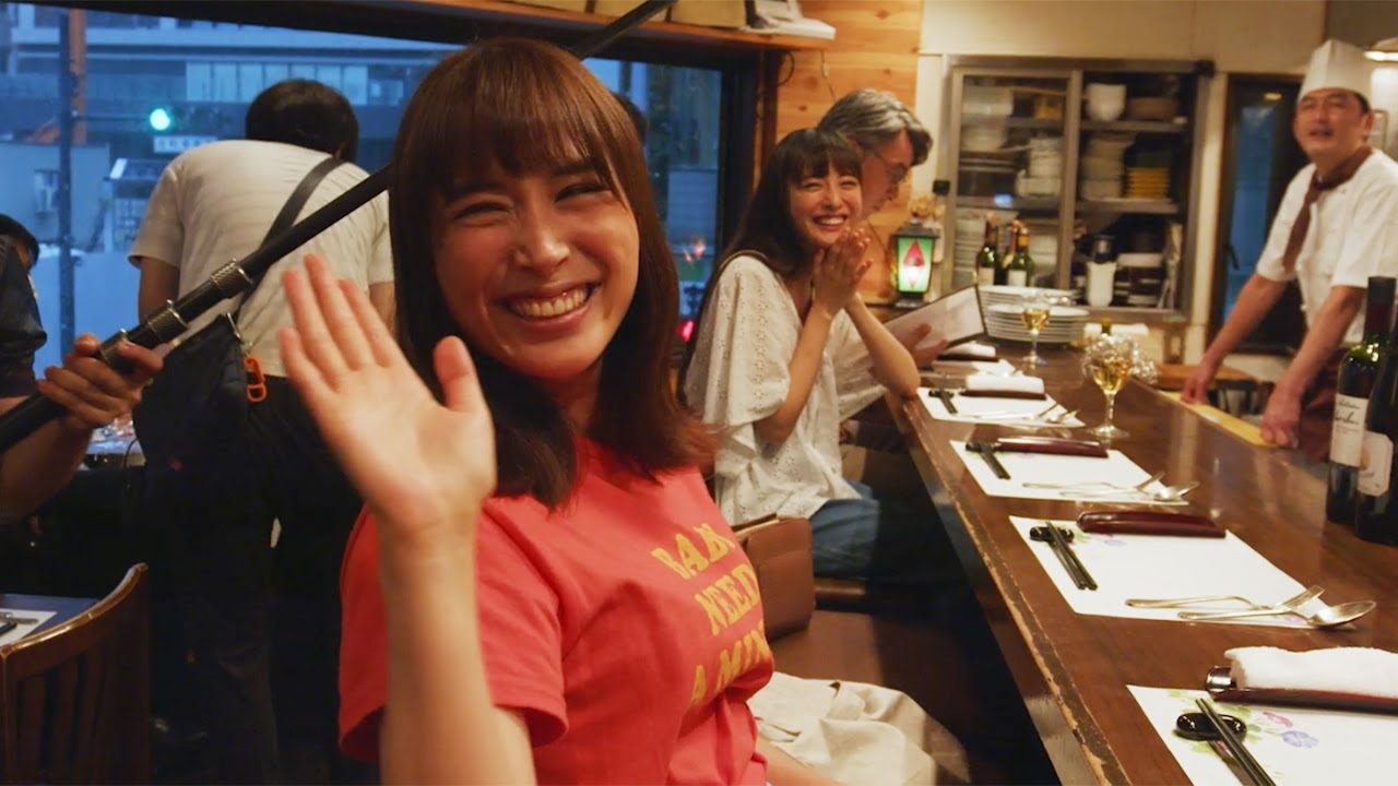 広瀬アリス、勢い余って扉に激突＆まさかのライス大盛に赤面！　ハプニング収めた「失恋めし」メーキング映像