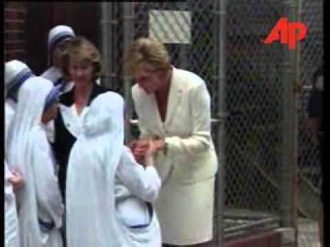 Video: Moder Teresa, Natasha Vodianova, Prinsesse Diana og Dr. Lisa vidste og ved, hvad barmhjertighed er