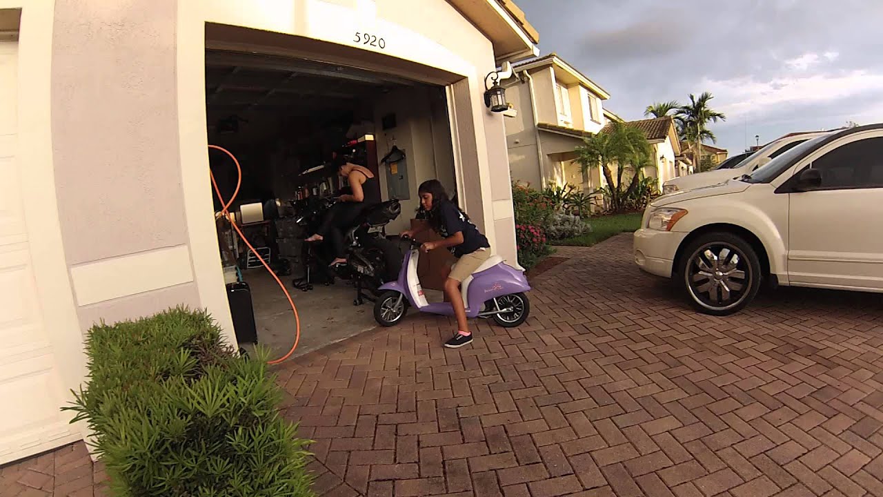 Bee riding Razor Pocket Mod Betty - YouTube