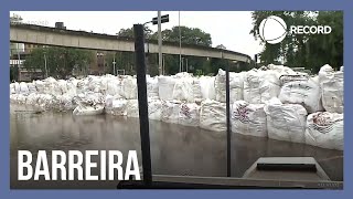 Barreira improvisada é montada para conter avanço da água em Porto Alegre (RS)