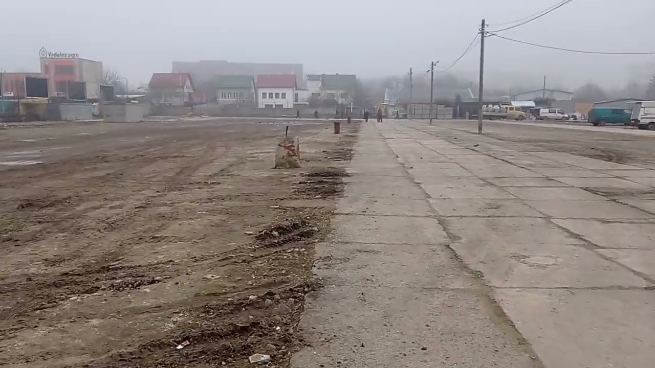 Ungheni,cică o sa avem piata centrala mai reformată inoita din noroi în asfalt sau pavaj nou 🙄👍