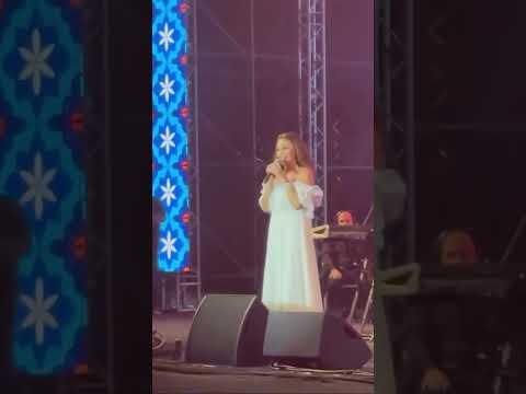 اليسا مع أحد الجماهير بعفوية في أعياد بيروت