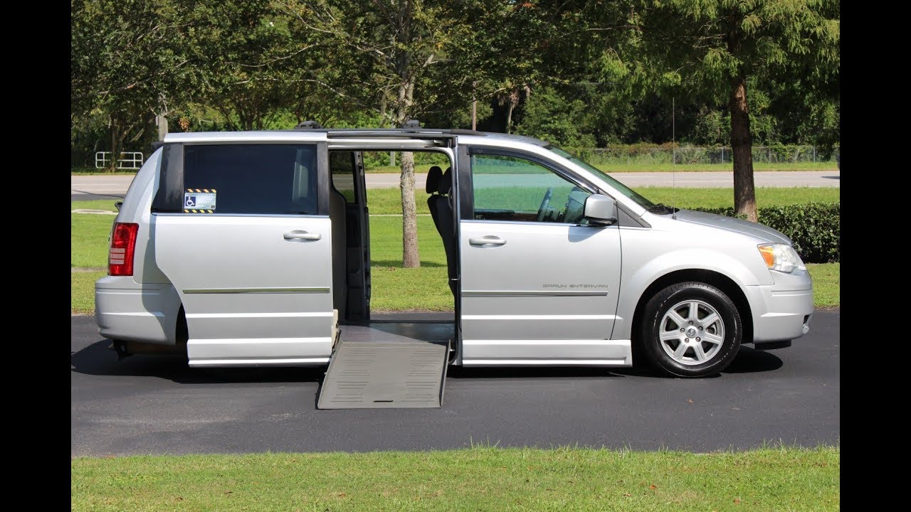 Wheelchair van handicap ramp van Braun Mobility 2010 Chrysler Town