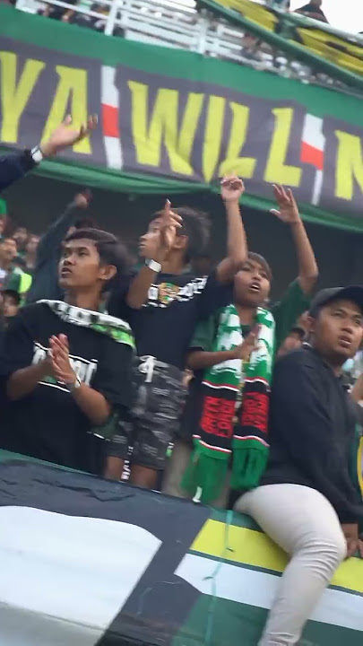 Bikin Gagal Fokus, Semangat BONITA di Tribun stadion Gelora Bung Tomo #bikinbareng