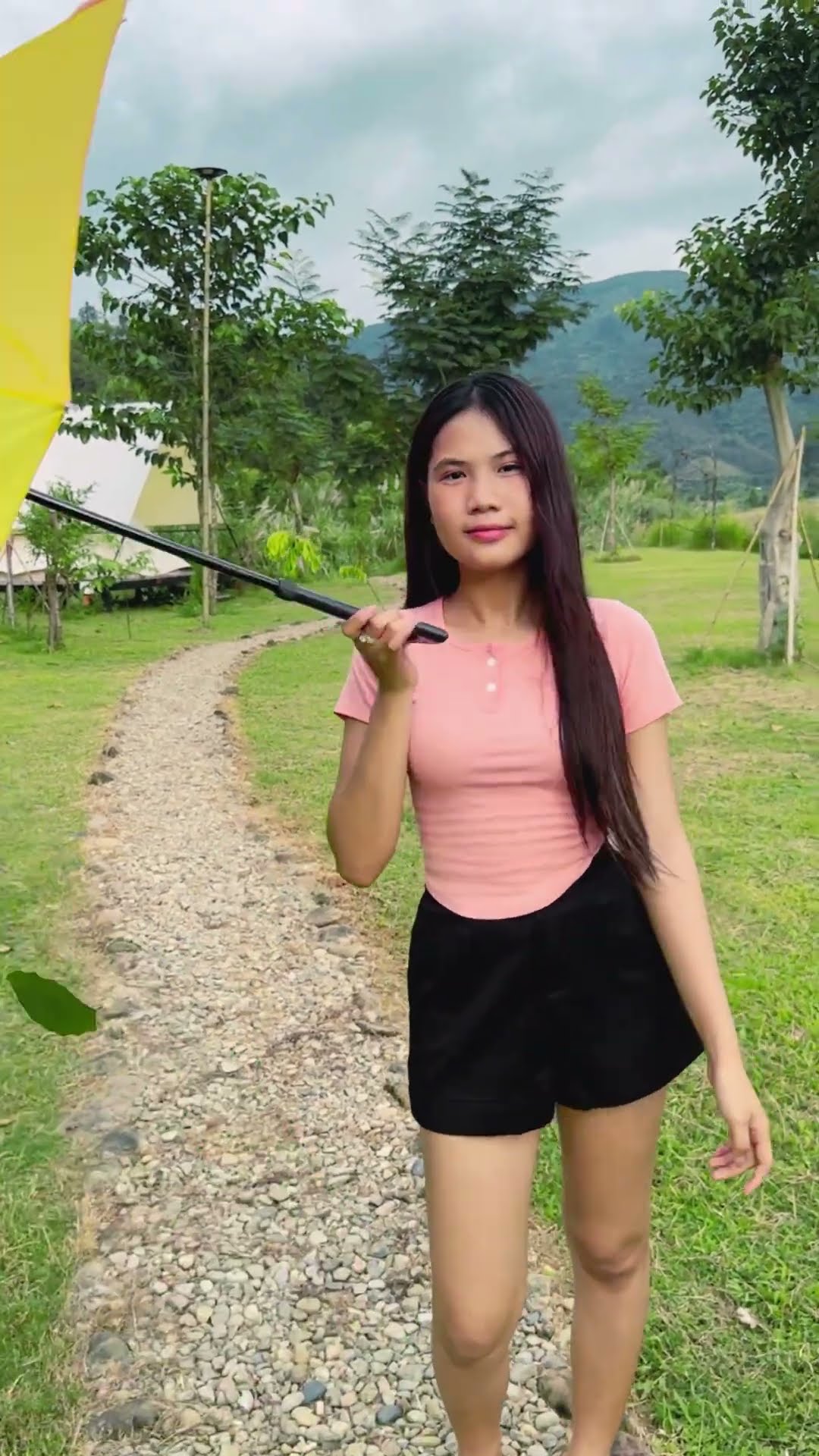 LNS - Nhảy bên suối với cây dù || Jump by the stream with an umbrella #shorts