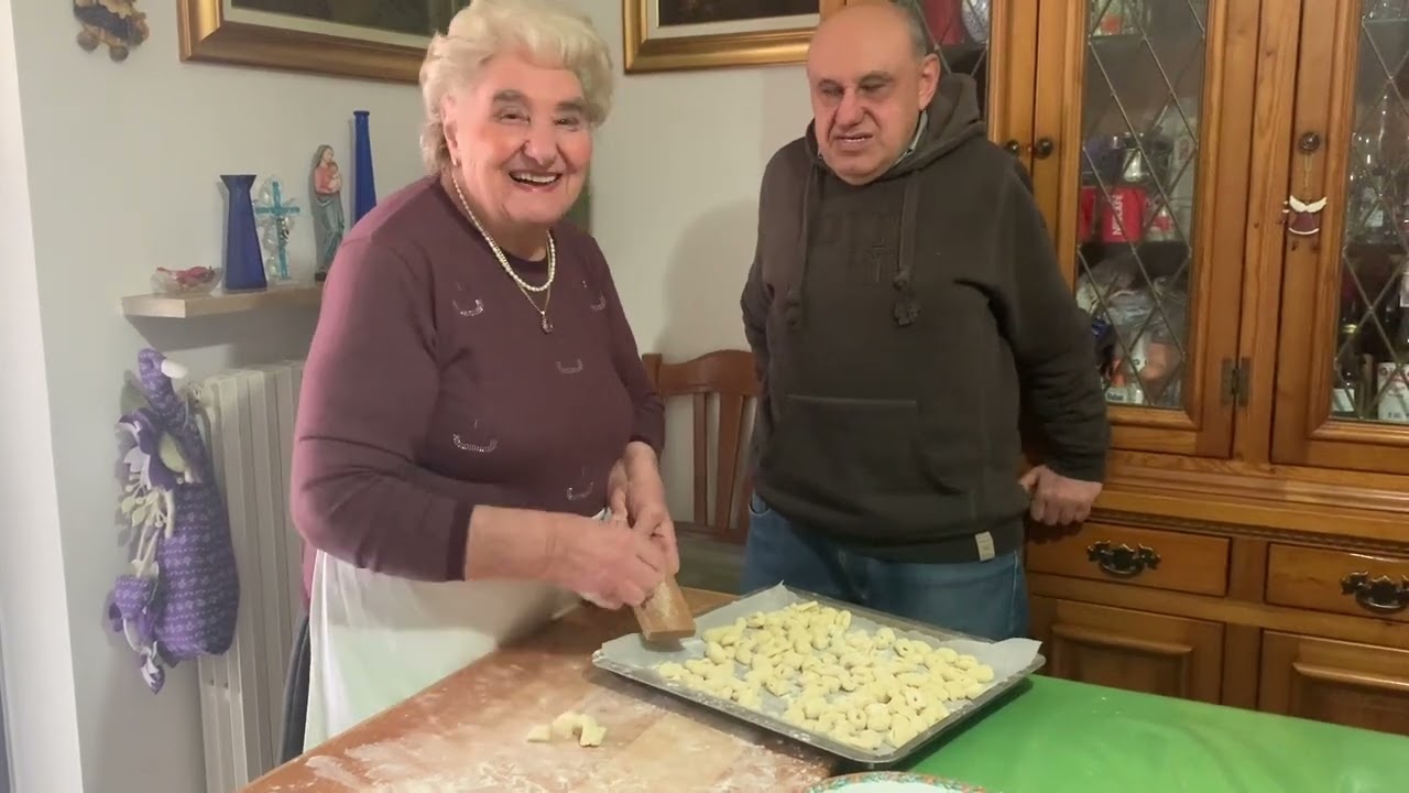 Come preparare gli gnocchi di patate e condirli con crema al limone