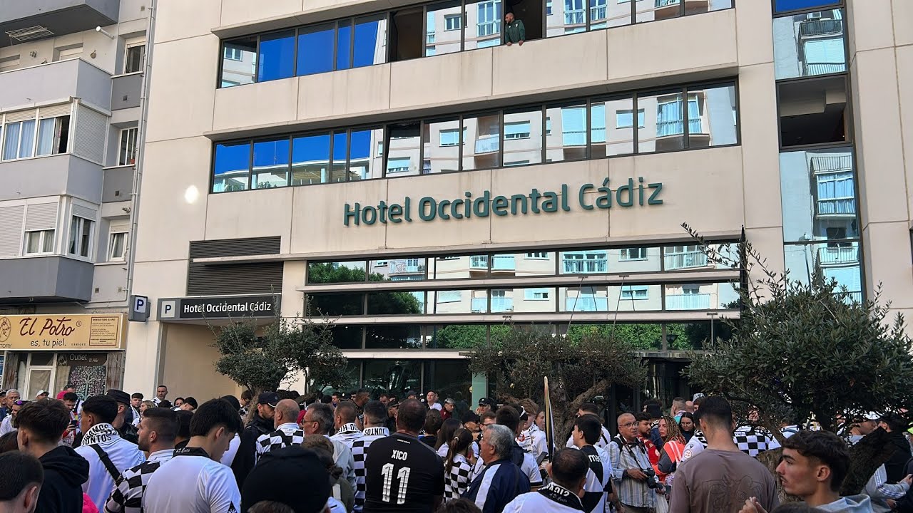 La afición canta junto a los jugadores del Ceuta antes del partido contra el Cádiz