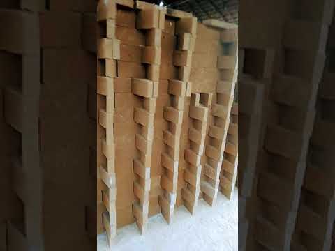 Video: Bagaimana Anda mengamankan kayu ke batu bata?