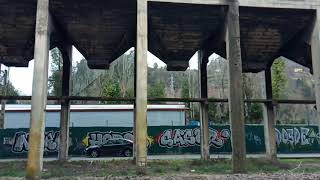 Ablaña. Lado de las vías del tren y. Edificio abandonado.