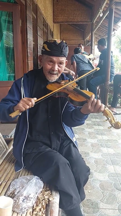 Sesepuh Berusia 90 Tahun Memainkan Lagu-Lagu Sunda Dengan Biola Kayu Buatan Sendiri #violin #sunda