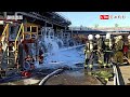基隆港西33碼頭物流管線起火 消防隊員噴灑泡沫灌救(翻攝畫面)