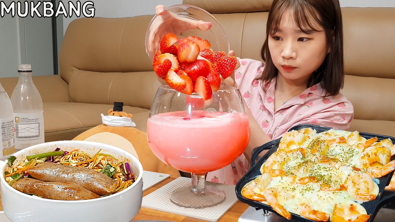 Sub)Real Mukbang - клубника традиционный корейский ликер) 🍓🍶 & Сырные креветки и острые пельмени