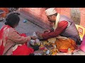 Prêtre hindou et fidèle à Patan au Népal