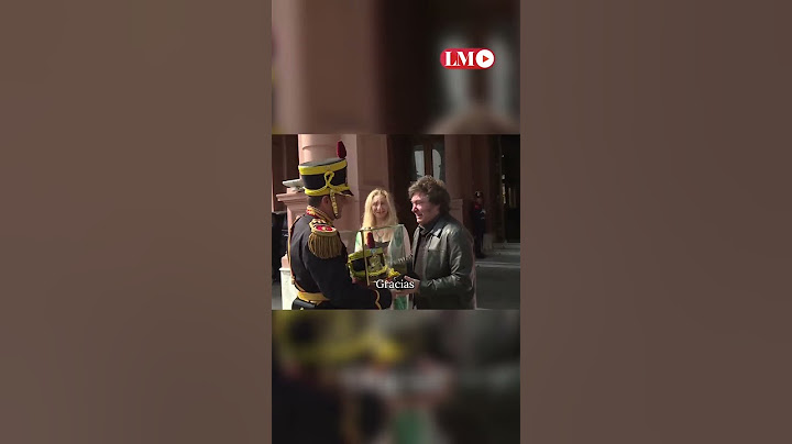 La emoción de Javier Milei al recibir un regalo de los Granaderos
