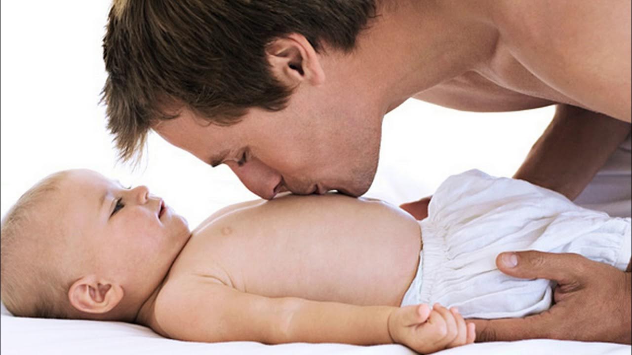 Нежный мужчина. Нежный поцелуй в живот. Целует живот. Папа целует животик. Целует живот видео.