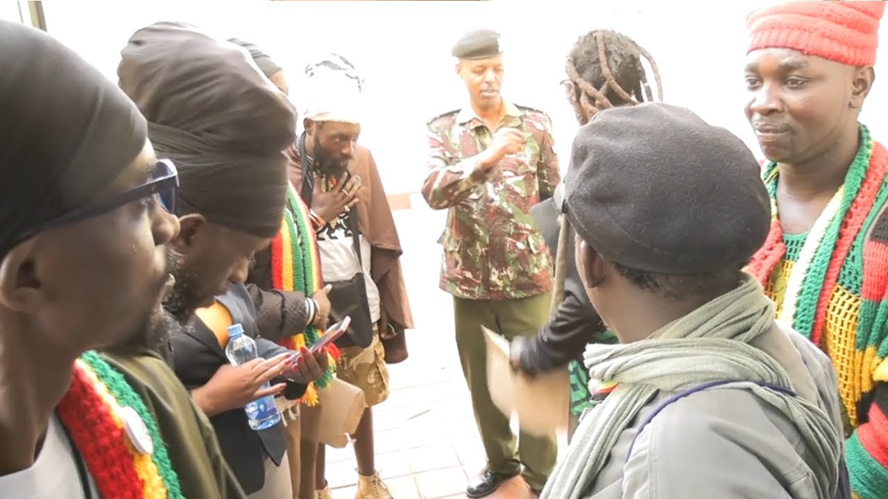 Drama! Scuffle erupts at Milimani Law Courts between a Rastafarian and police officer