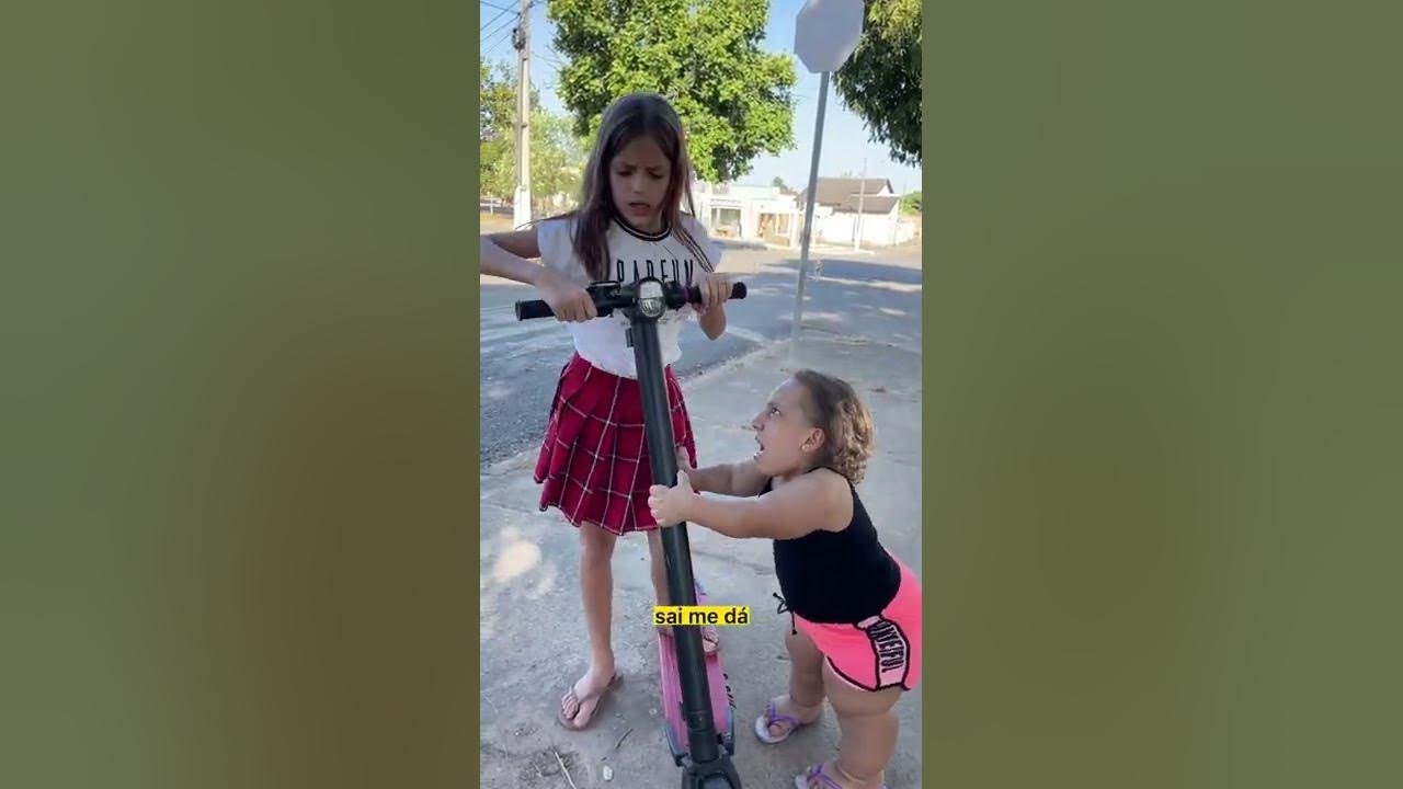 MC Divertida has fun in the pool with her friend Jessica - Família