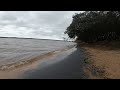 Olas relajantes del rio golpeando fuerte la playa | Sonidos de la naturaleza para relajarse y dormir