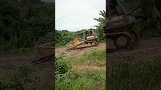 bulldozers komatsu perbaikin jalan holing
