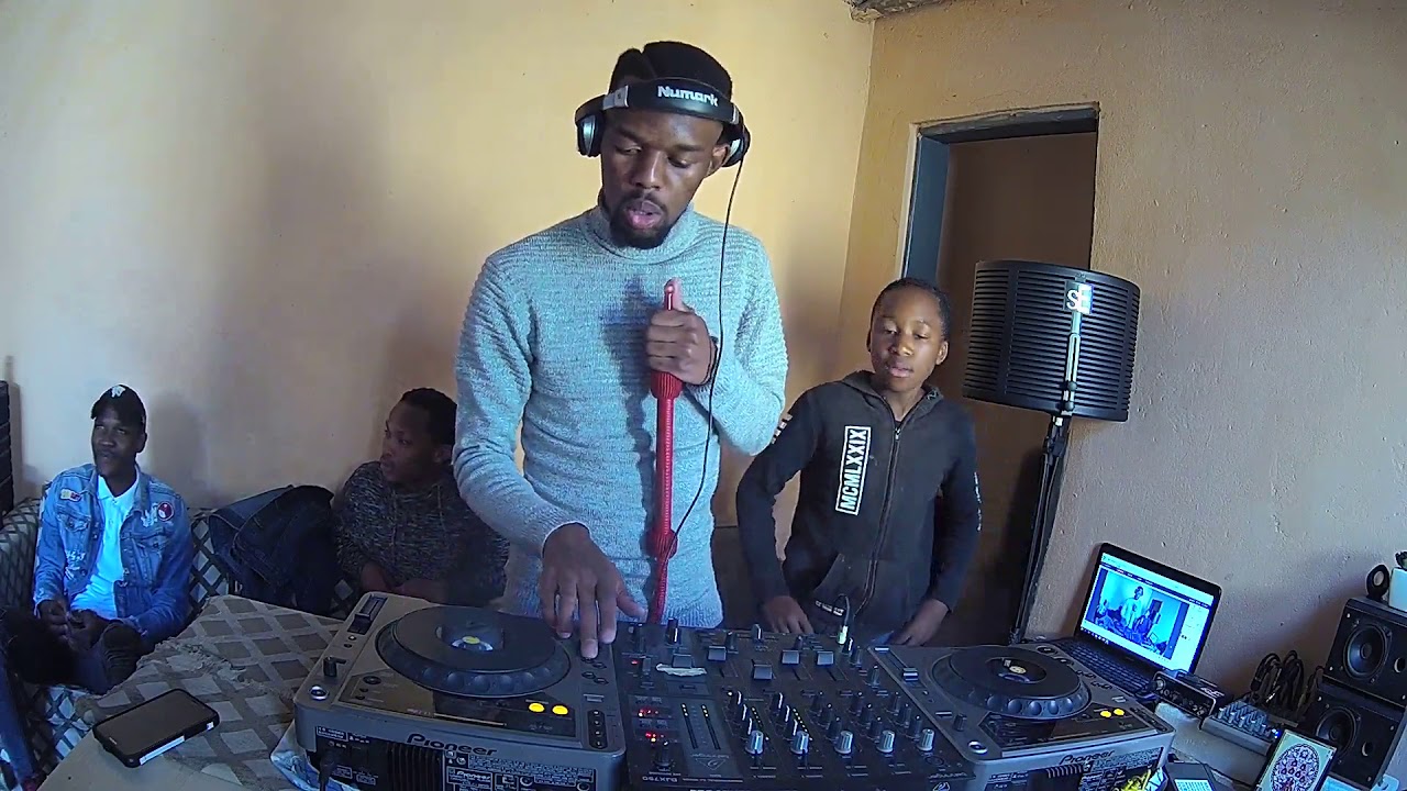 Der Erzbischof @ BASSMENT Music HQ (Lets Play House)