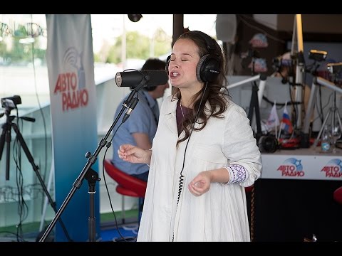 Video: „Aripi De înger”: Natalia Medvedeva A Pozat într-o Bluză Cu O Croială Neobișnuită