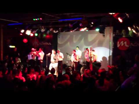 gucci y su banda en macarena - comerte a besos