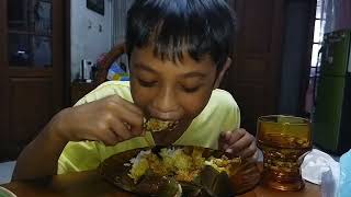 yeay makan kerang sama ayam pesmol