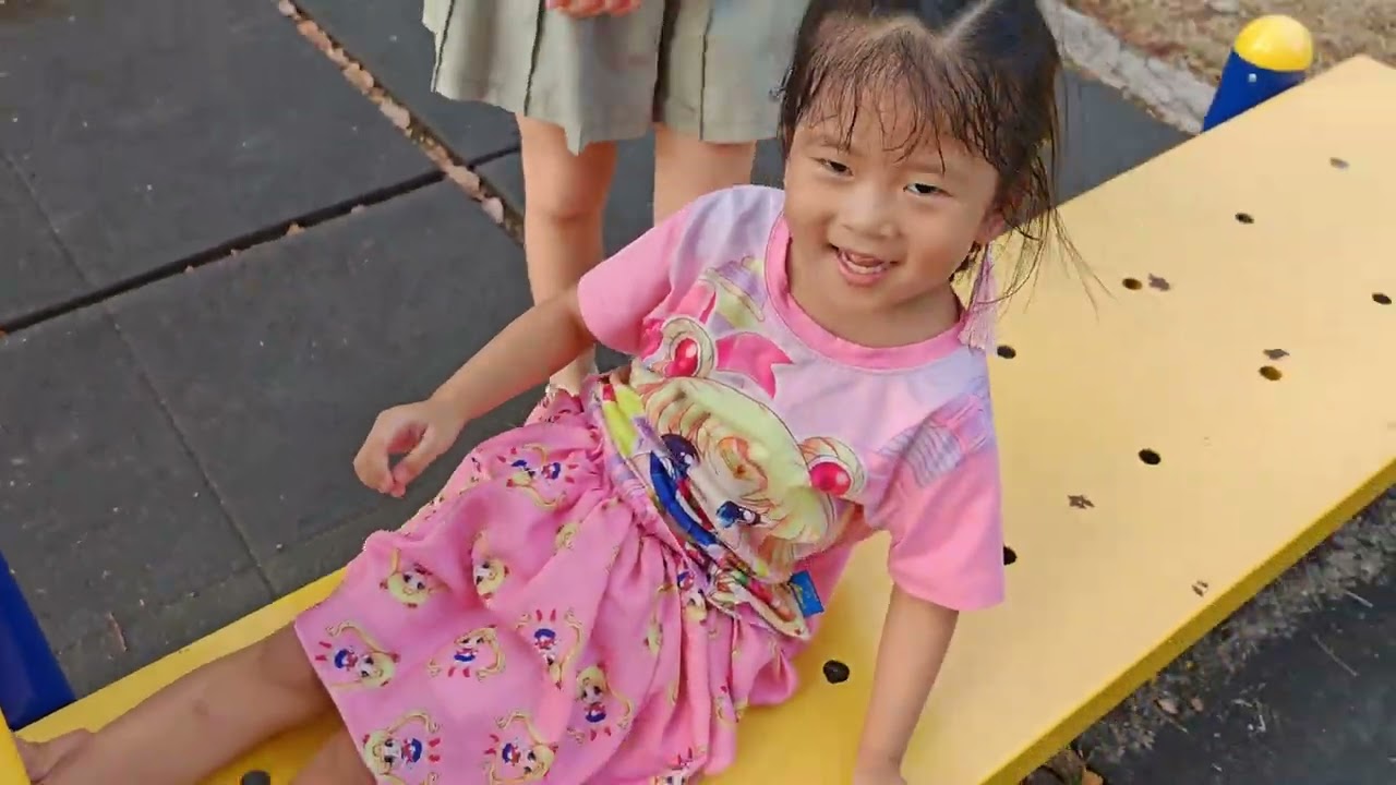 Vlog 38 带宝贝们去跑步，anna很不幸运跌倒，但是只是受伤一点点