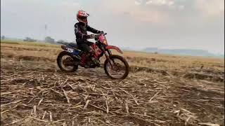 Latihan Motor Cross di Sirkuit dadakan, bekas kebun jagung....😁#KTM #motorcross #motortrail