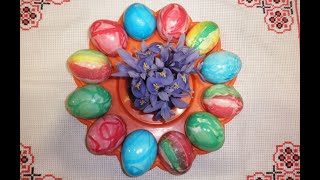 Красим яйца на Пасху/ Как покрасить радужные яйца в пищевой плёнке / Фарбуємо великодні яйця.