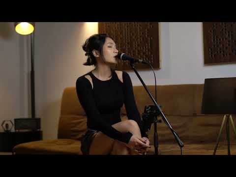 DI ANTARA ENGKAU DAN DIA - MADA FEAT. IQBAL AFIFI ( COVER BY LATOYA DE LARASA)