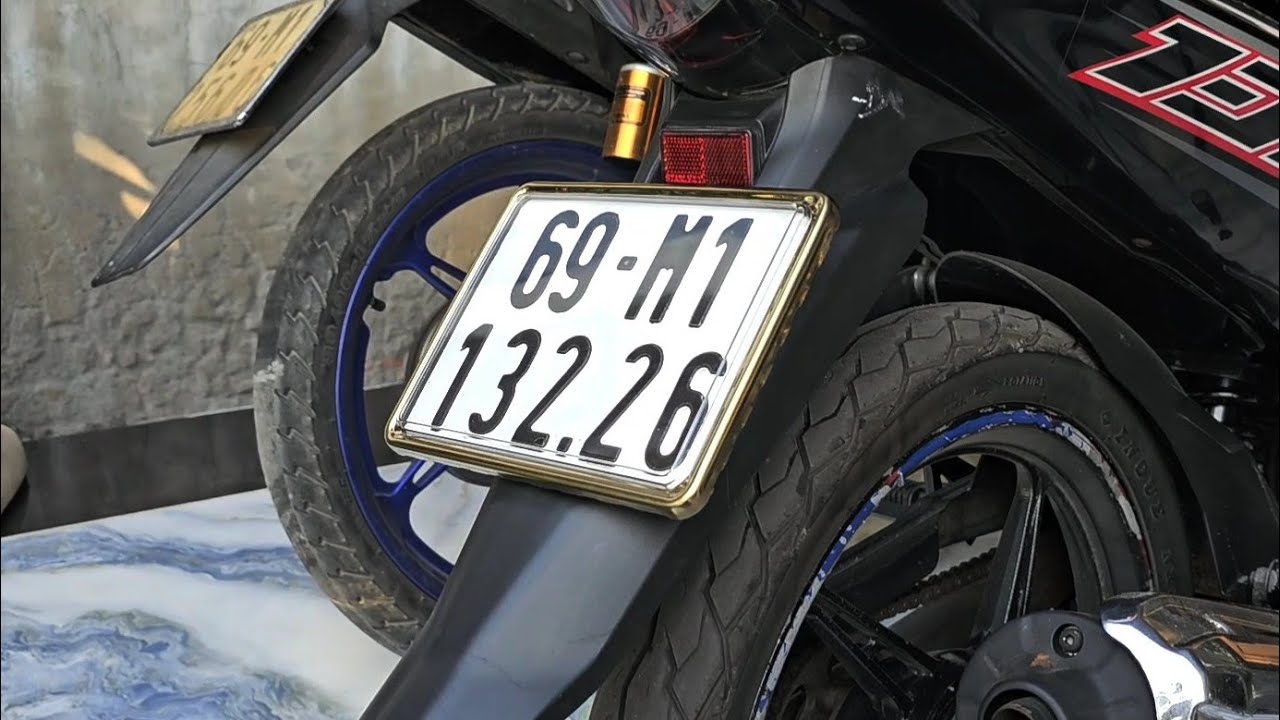 Установка рамки номерного знака THAI VAN для самостоятельной замены старой рамки номерного знака