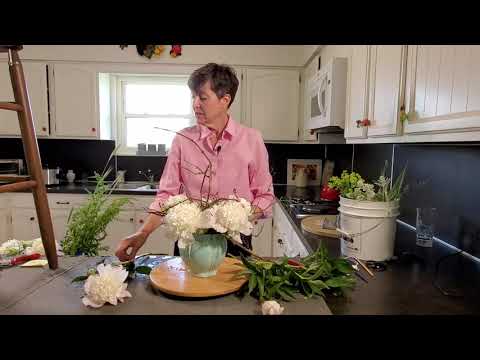 HOW TO ARRANGE PEONIES | Floral design tutorial | Pavé peony flower arrangement in a bowl
