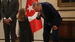 Cumhurbaşkanı Erdoğan, Slovenya Büyükelçisi'nin çocuklarının ellerini öperek tek tek ilgilendi Resimi