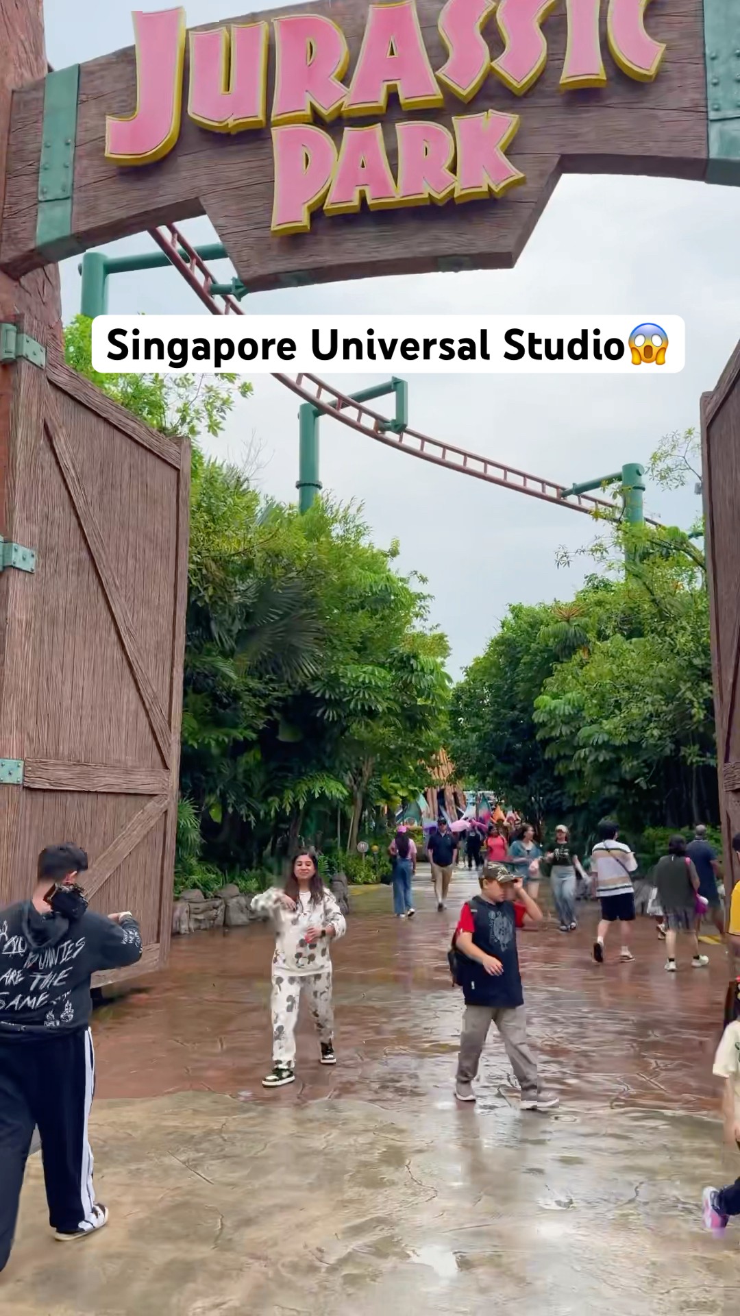 International minivlog 6 Aadya dar gyi Dinosaur se #jurrasicpark  #universalstudiosingapore #Shorts