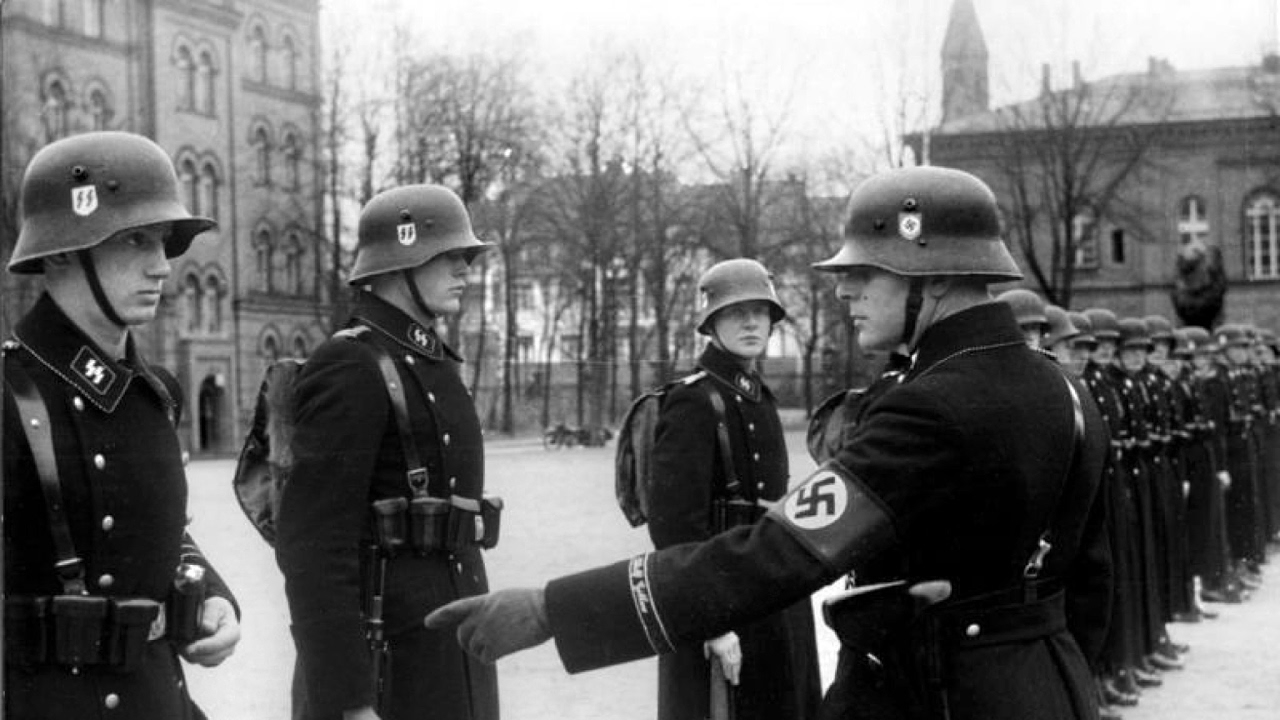 Перед сс. Солдаты СС третьего рейха. Солдат СС 3 Рейх. Группа СС Германия. SS Рейх.