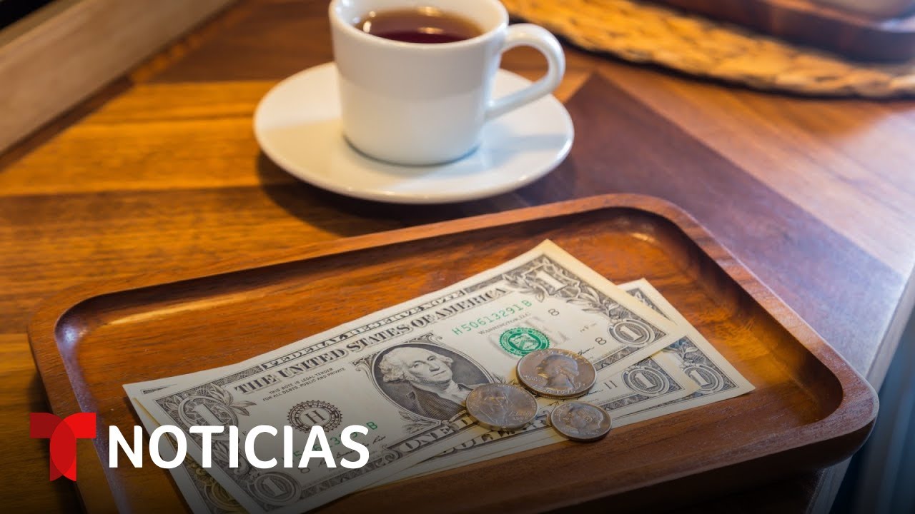 Experta aclara cuánto se debe dejar de propina en restaurantes | Noticias Telemundo