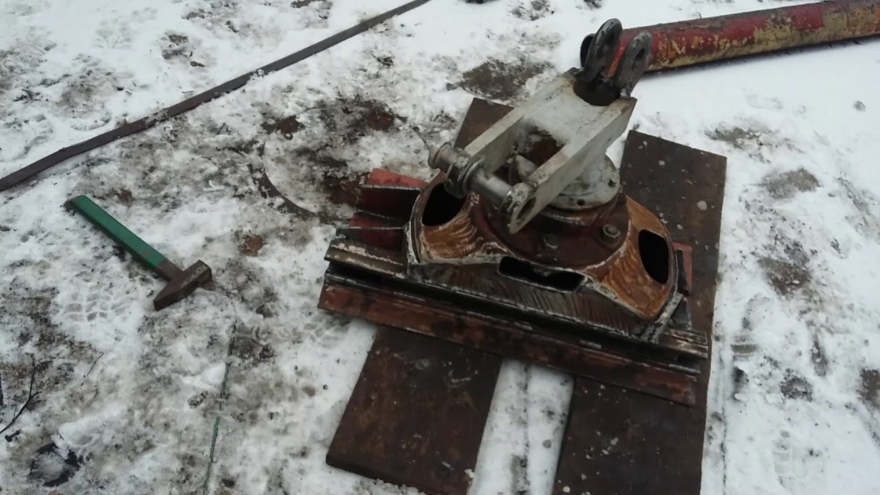 Поворотный узел колонны манипулятора.