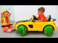 Paseo de niños en Coche de juguete & cambiar ruedas Video gracioso de Vlad y Nikita
