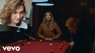 Singer Reacts to Folk Bitch Trio - Hotel TV